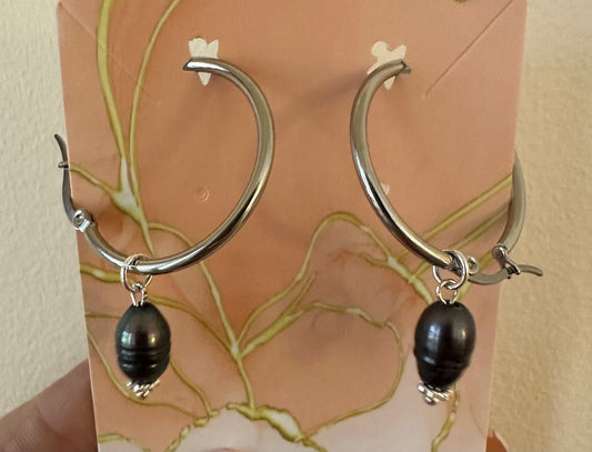 Hoop pearl earrings